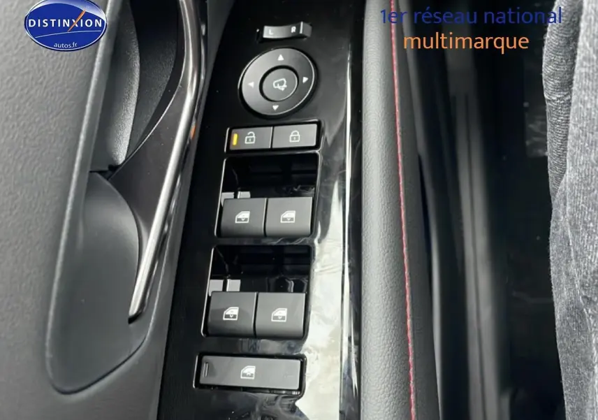 Gros plan sur les commandes des vitres et rétroviseurs côté conducteur du Hyundai Tucson gris ecotronique 2025 finition N Line.