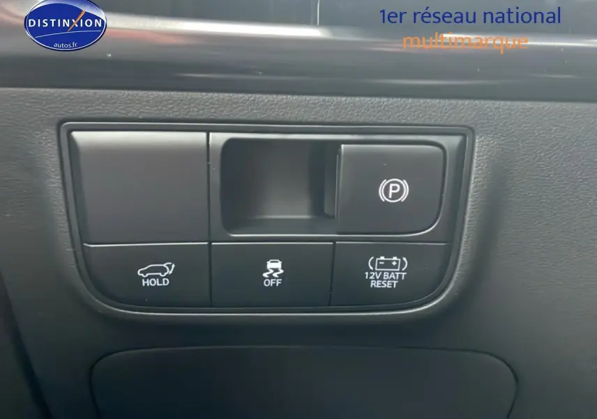 Boutons de commande du frein de stationnement et aides à la conduite sur tableau de bord noir du Hyundai Tucson gris Ecotronique.