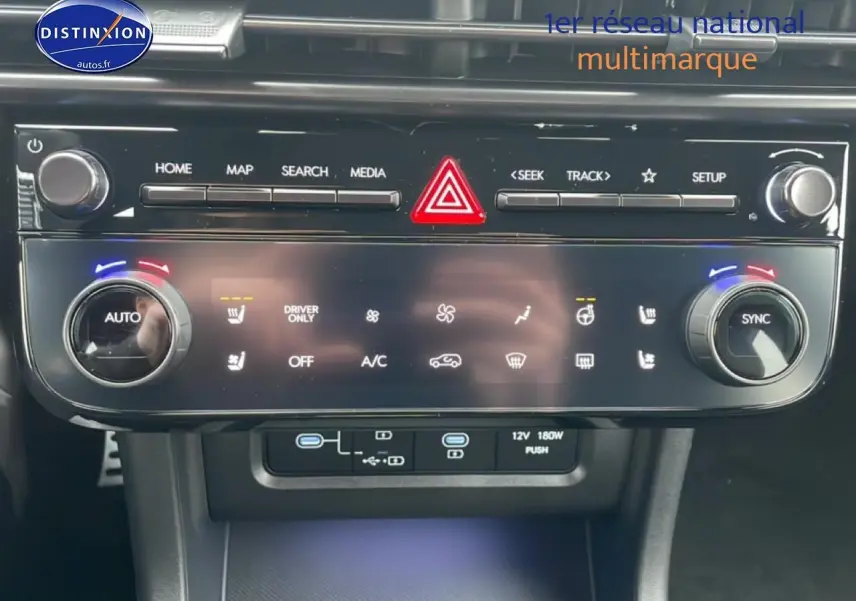 Gros plan sur la console centrale noire du Hyundai Tucson 2025 avec commandes climatisation et écran tactile.