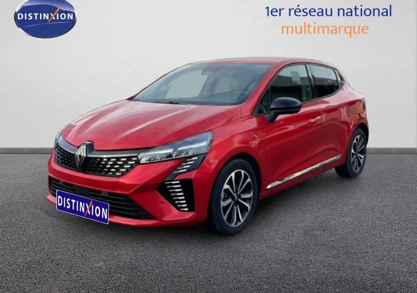Renault Clio 2025 rouge désir métal vue 3/4 avant avec calandre noire et jantes alliage distinctives.