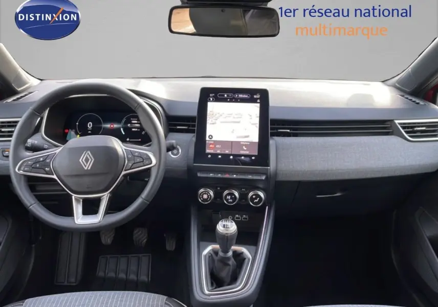 Vue intérieure avant de la Renault Clio rouge Désir Métal 2025, avec tableau de bord numérique et écran tactile central.