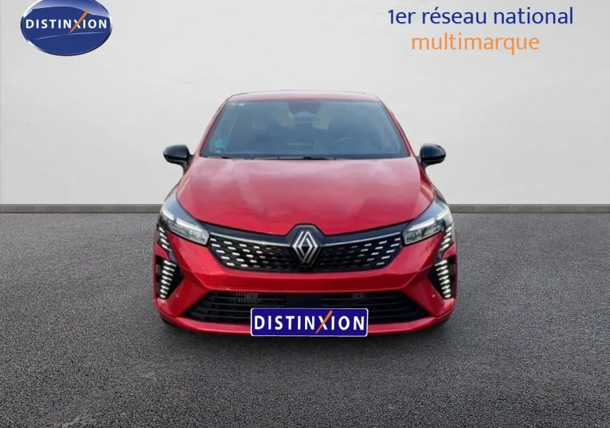 Vue avant d'une Renault Clio 2025 rouge désir métal avec calandre noire et feux LED verticaux distinctifs.