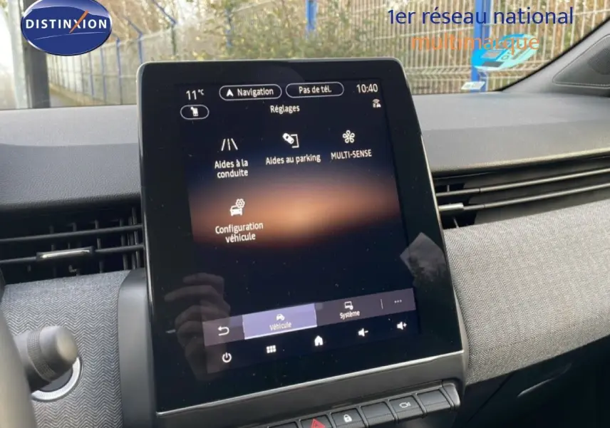 Écran tactile central de la Renault Clio 2025 affichant les réglages d’aides à la conduite, intérieur tissu gris.