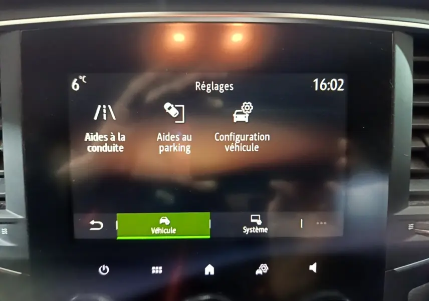 Écran tactile central de la Renault Mégane Business Blue dCi 115 EDC affichant les réglages d'aides à la conduite et au parking.