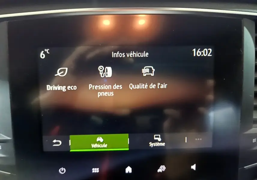 Écran tactile central de la Renault Mégane Business Blue dCi 115 affichant les infos véhicule à 16h02.