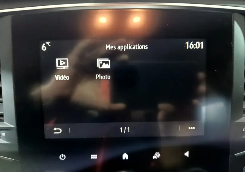 Écran tactile central de la Renault Mégane Business Blue dCi 115 gris clair, affichant les applications vidéo et photo.