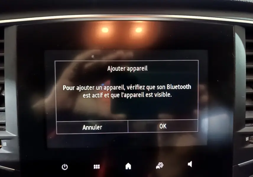 Écran tactile central de la Renault Mégane Business Blue dCi 115 gris clair affichant une demande d'ajout Bluetooth.