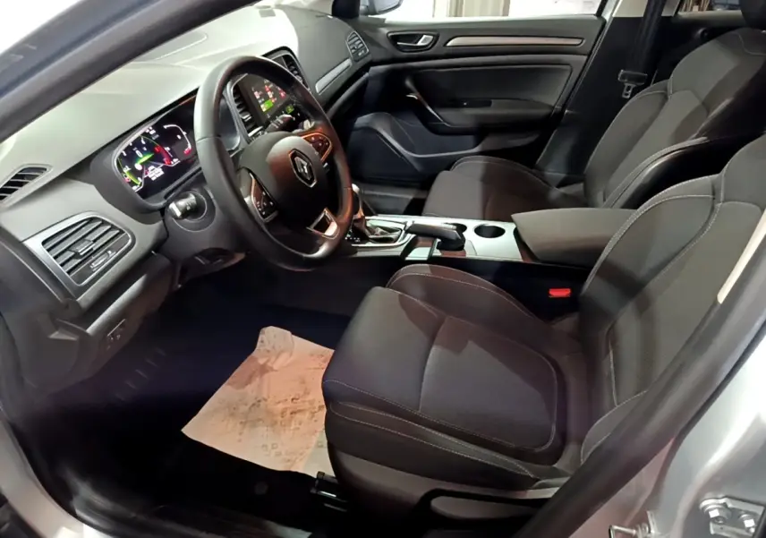 Vue intérieure côté conducteur de la Renault Mégane Business Blue dCi 115 EDC 2021, sièges noirs et tableau de bord digital.