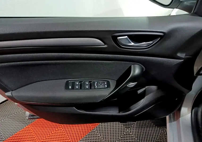 Porte côté conducteur noire de Renault Mégane Business Blue dCi 115 EDC 2021 avec commandes de vitres et rétroviseurs.