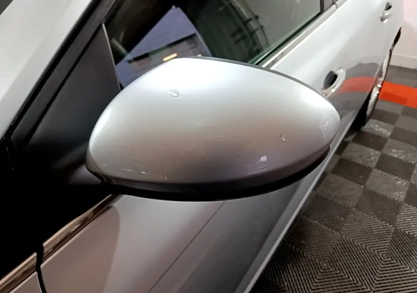 Rétroviseur côté gauche gris clair de la Renault Mégane Business Blue dCi 115 EDC 2021, vue rapprochée.