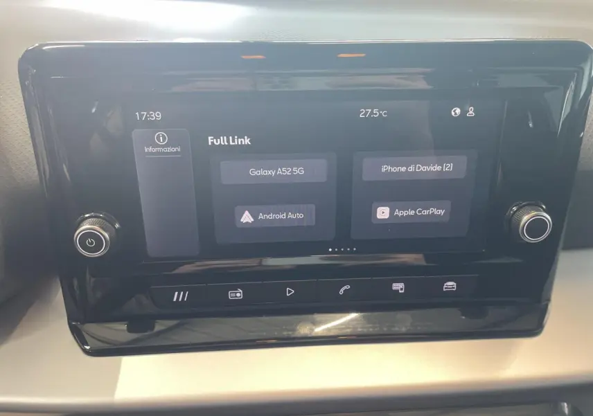 Écran tactile central du système MediaSystem+ du SEAT Arona 2024 affichant options Android Auto et Apple CarPlay.