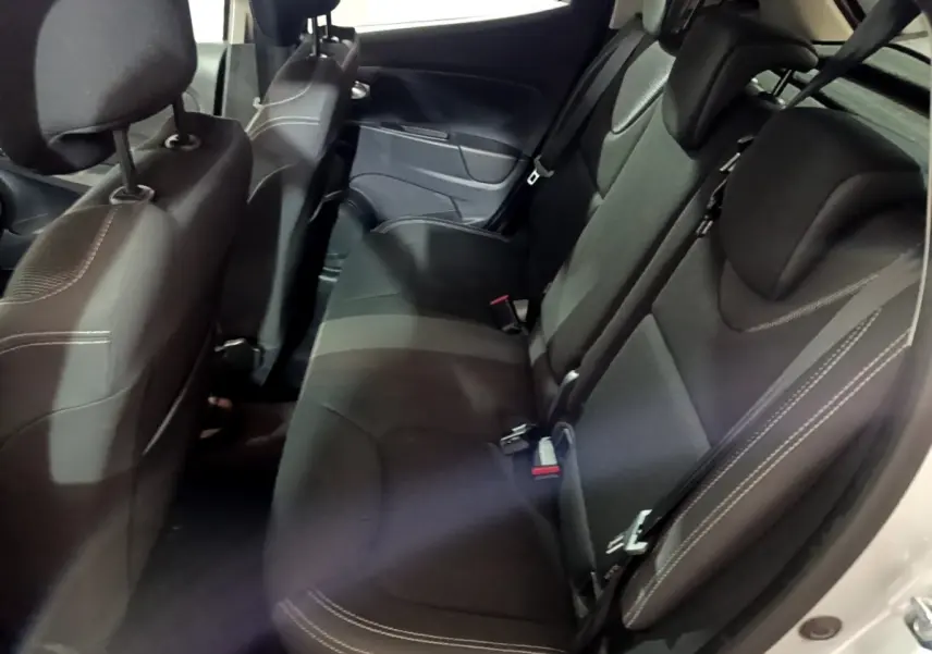 Vue intérieure côté droit des sièges arrière noirs avec surpiqûres blanches de la Renault Clio Business dCi 90 EDC 2018.