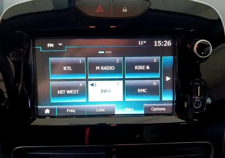 Écran tactile central de la Renault Clio Business gris clair 2018 affichant les stations radio FM.