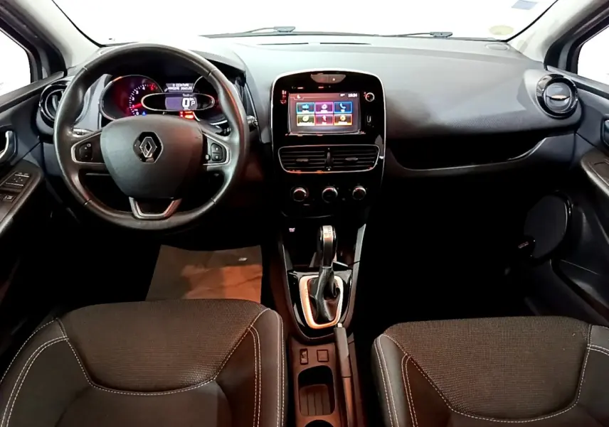 Vue intérieure avant de la Renault Clio Business 2018, tableau de bord noir avec écran tactile central et volant cuir multifonctions.
