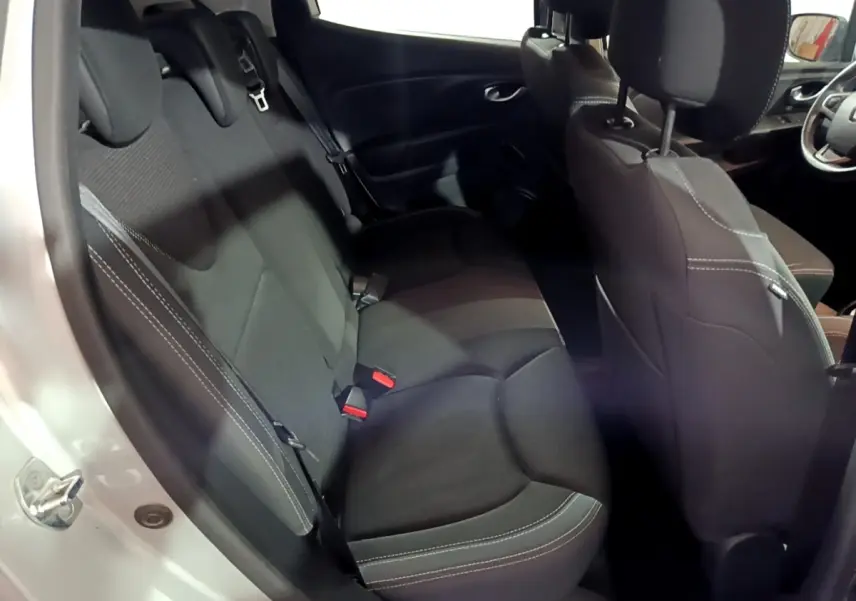 Vue intérieure côté gauche sur la banquette arrière noire avec surpiqûres blanches d’une Renault Clio gris clair 2018.
