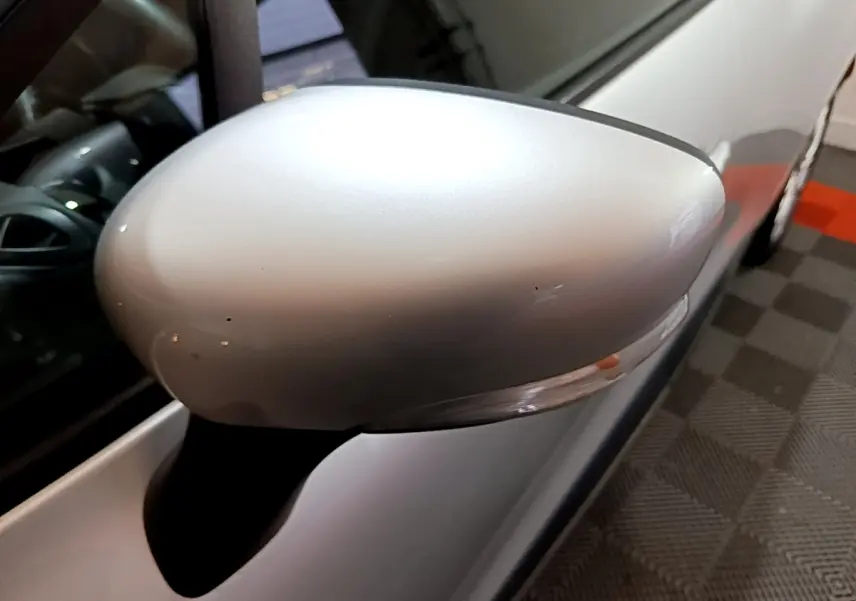 Rétroviseur droit gris clair de Renault Clio Business dCi 90 EDC 2018, vue rapprochée sur porte et intérieur partiel.