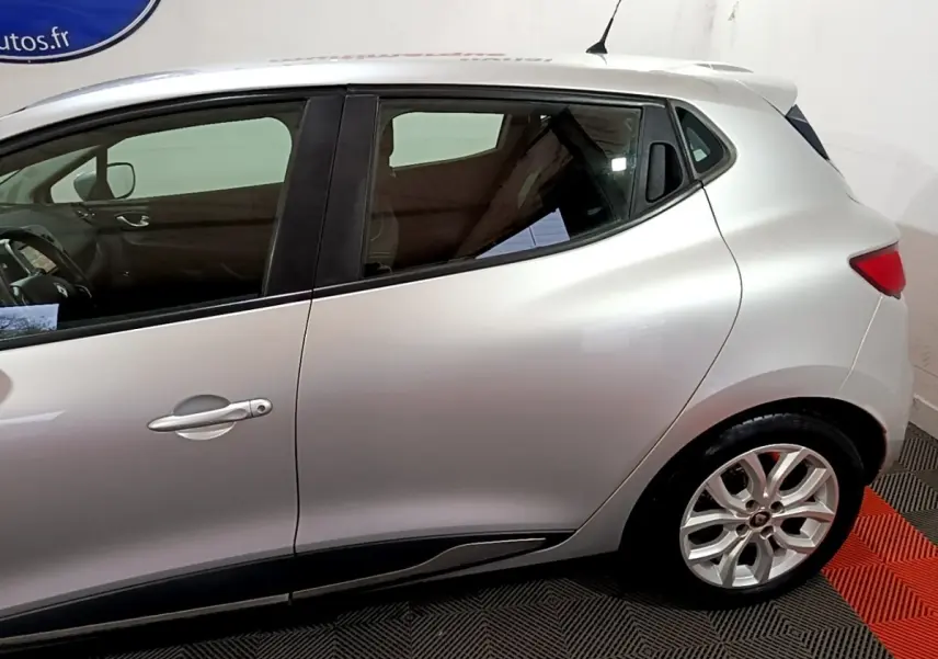 Profil côté gauche d'une Renault Clio Business gris clair de 2018, avec jantes alliage et poignées de porte couleur carrosserie.