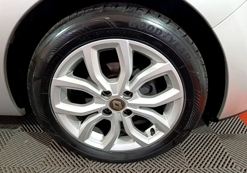 Gros plan sur la roue arrière droite d'une Renault Clio Business gris clair de 2018, avec jante noire.