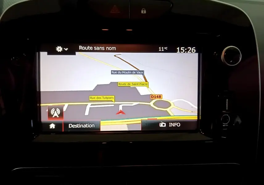 Écran tactile central du tableau de bord de la Renault Clio Business gris clair, affichant la navigation 3D.