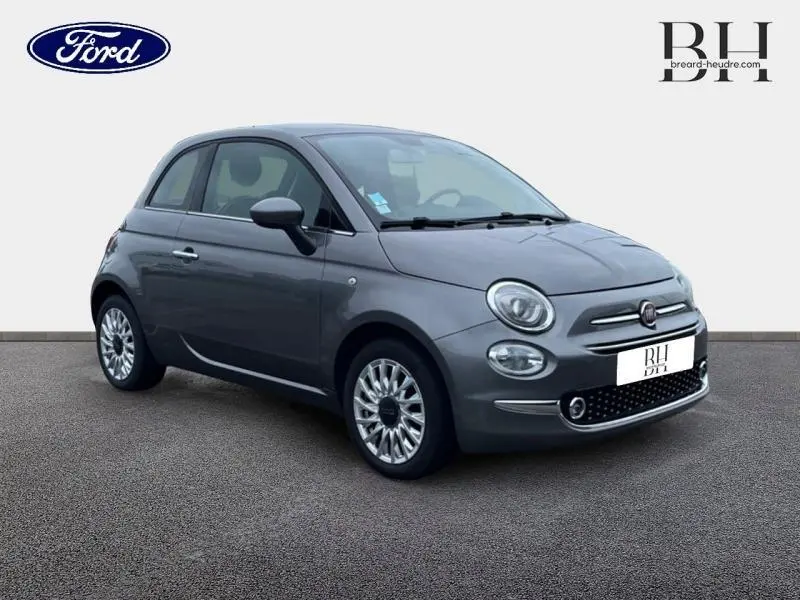 Vue 3/4 avant droite d'une Fiat 500 2018 gris métal Groove avec jantes alu et calandre chromée.