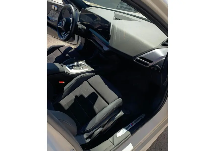 Intérieur côté conducteur BMW Série 1 118d M Sport 2025, sièges Alcantara noirs et tableau de bord moderne.