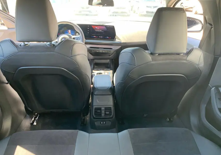 Vue arrière de l'intérieur noir Alcantara de la BMW Série 1 118d M Sport avec console centrale et écran digital.