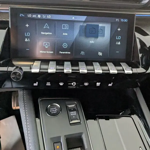 Vue rapprochée de la console centrale du Peugeot 508 SW gris Selenium 2024, avec écran tactile et commandes modernes.