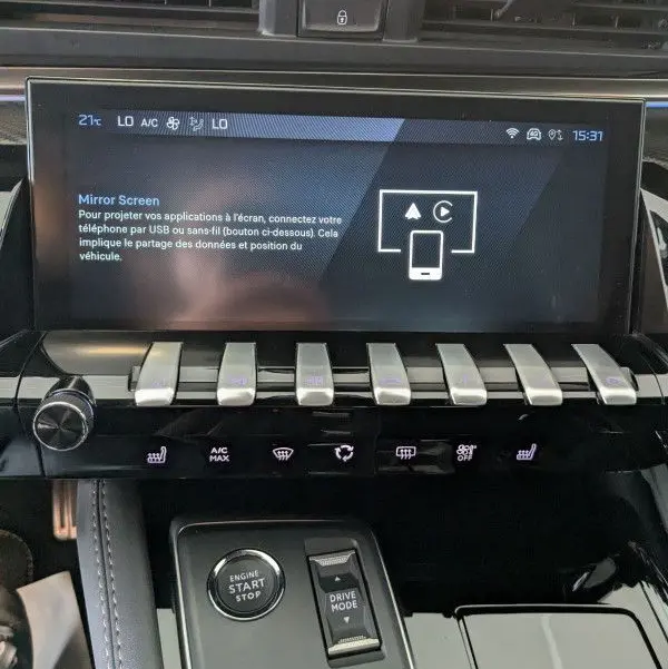 Vue rapprochée de la console centrale du Peugeot 508 SW gris, avec écran tactile Mirror Screen et commandes tactiles éclairées.
