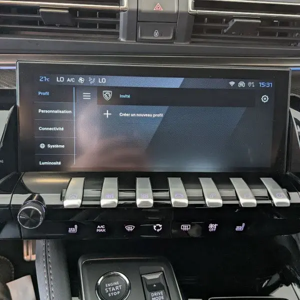Tableau de bord de Peugeot 508 SW gris, avec écran tactile central et commandes piano noires et argentées.