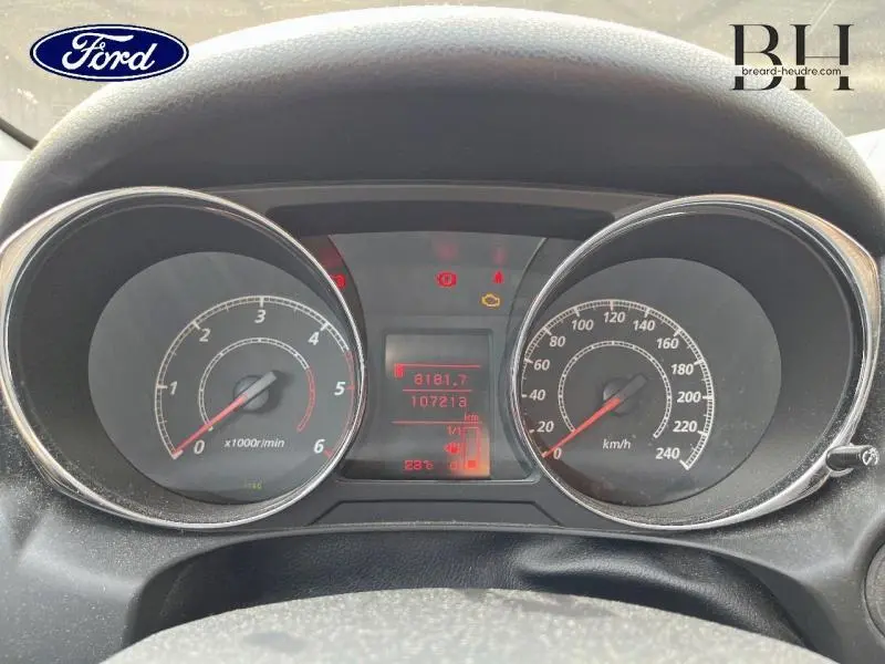 Vue rapprochée du tableau de bord d'un Citroën C4 Aircross 2016 avec compte-tours et compteur de vitesse analogiques.