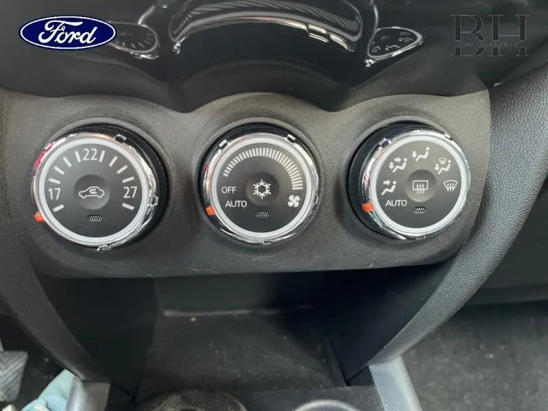 Gros plan sur les commandes de climatisation du tableau de bord d'une Citroën C4 Aircross brun Mangaro, 2016.