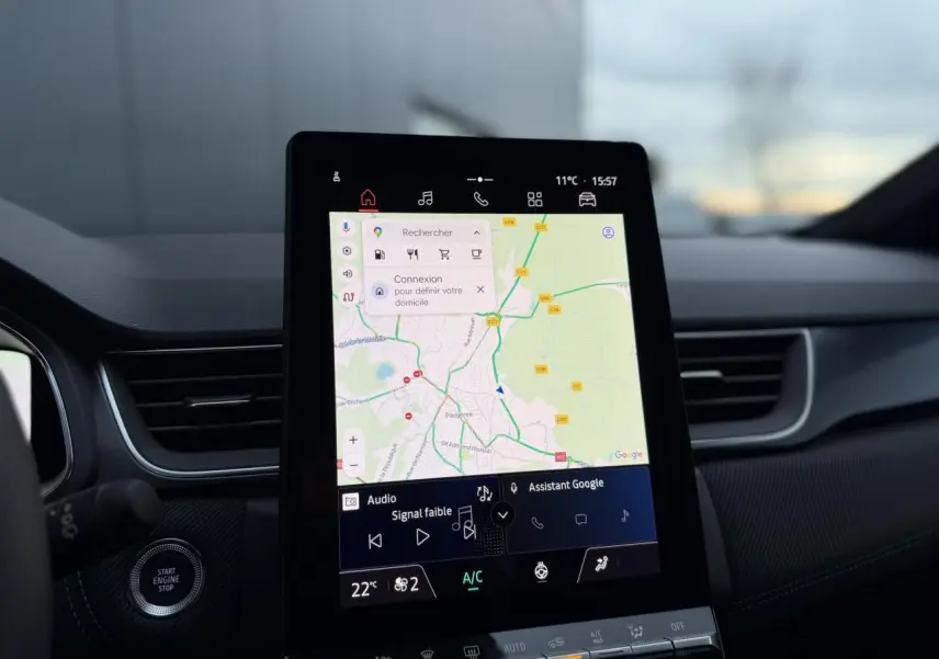 Écran tactile vertical du système multimédia OpenR Link avec navigation GPS dans l’habitacle du Renault Captur Bleu Iron.