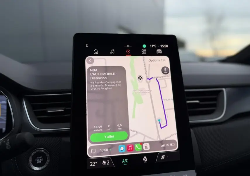 Vue intérieure centrée sur l'écran tactile 10 pouces du tableau de bord du Renault Captur Bleu Iron 2025.