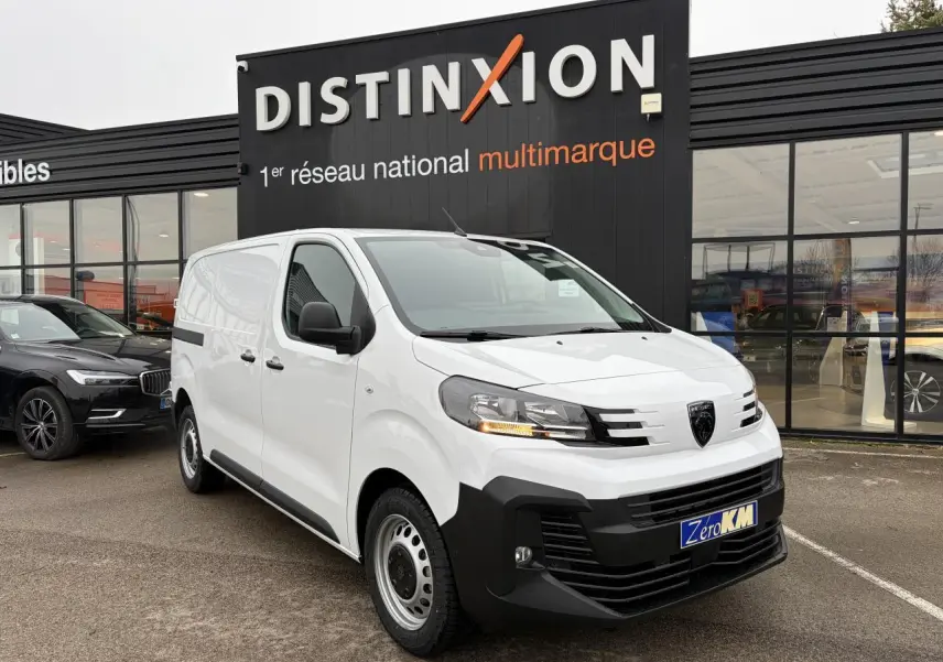 Fourgon Peugeot Expert blanc Icy en 3/4 avant droit, avec jantes tôle grises et calandre noire.