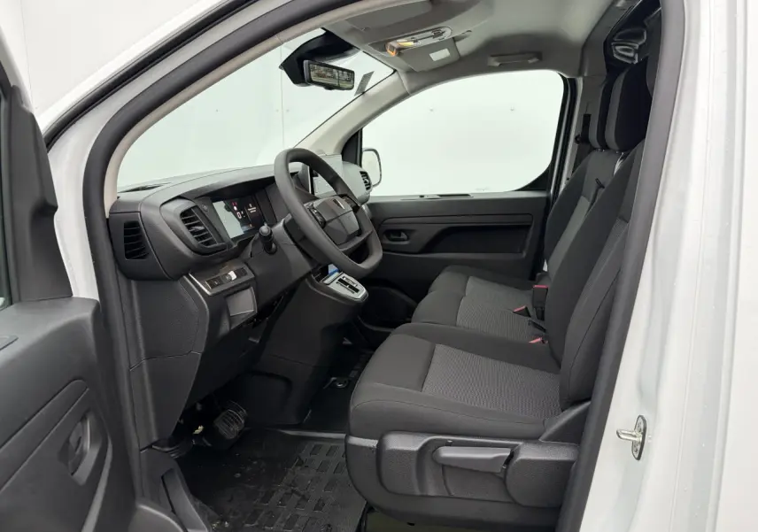Vue intérieure côté conducteur du Peugeot Expert Fourgon blanc Icy, montrant la banquette 2 places et le tableau de bord moderne.