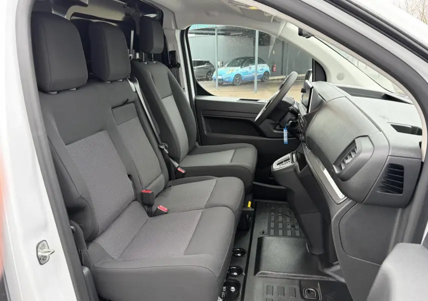 Vue intérieure côté conducteur du Peugeot Expert Fourgon blanc Icy, montrant la banquette 3 places et le tableau de bord.