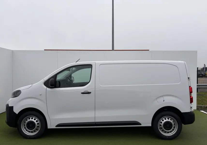 Vue de profil côté gauche d'un Peugeot Expert Fourgon blanc Icy avec jantes tôle 17'' grises et porte latérale coulissante.