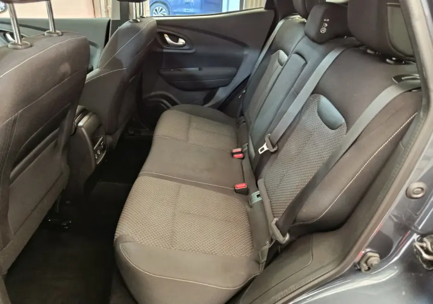 Vue intérieure côté droit des sièges arrière noirs du Renault Kadjar Business Blue dCi 115 EDC 2022, avec ceinture et appuie-tête.