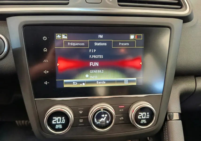 Vue rapprochée de l’écran tactile central et commandes climatisation du tableau de bord du Renault Kadjar gris foncé 2022.