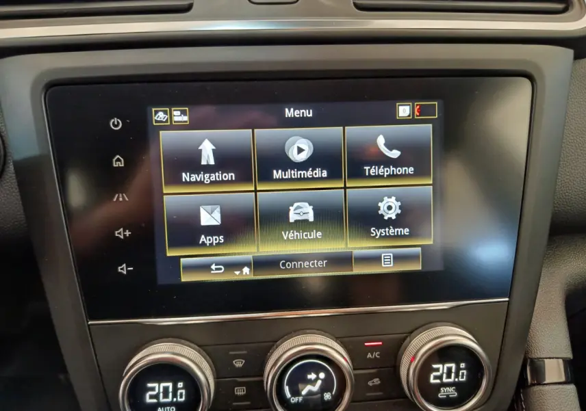 Écran tactile central du tableau de bord du Renault Kadjar Business gris foncé, avec commandes climatisation digitales.