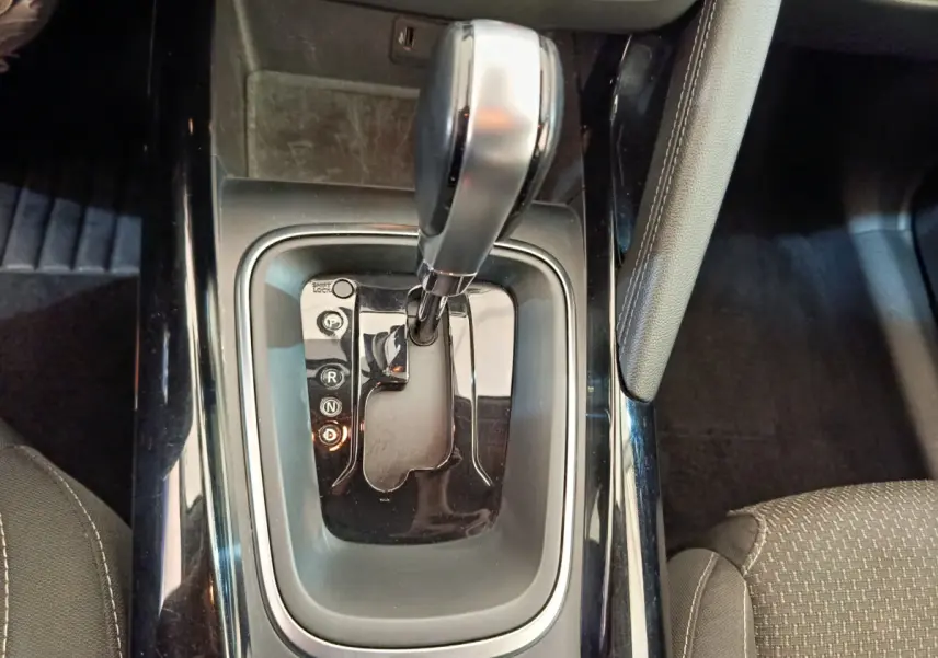 Vue rapprochée de la commande de boîte automatique noire du Renault Kadjar Business Blue dCi 115 EDC 2022, avec frein à main cuir visible.