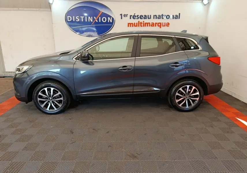 Profil droit du Renault Kadjar Business Blue dCi 115 EDC 2022 gris foncé, avec jantes alliage et vitres teintées.