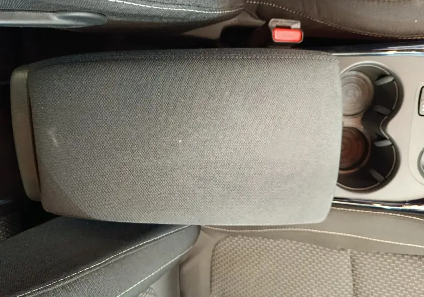 Accoudoir central en tissu gris foncé avec porte-gobelets, intérieur du Renault Kadjar Business 2022.