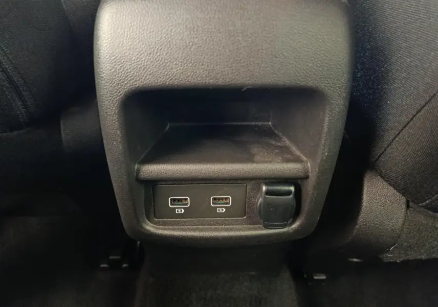Prise USB double et prise 12V noire vue de face à l'arrière des sièges dans un Renault Kadjar gris foncé 2022.