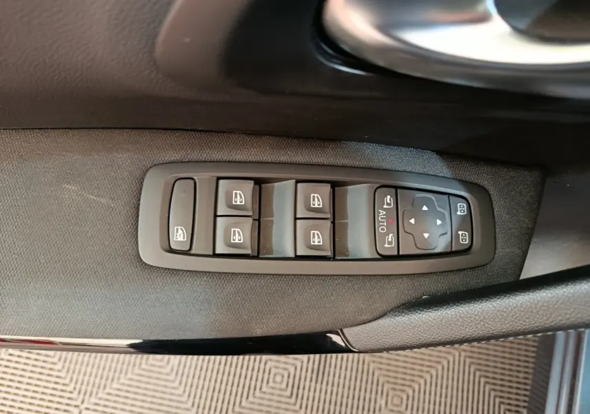 Gros plan sur les commandes des vitres et rétroviseurs côté conducteur du Renault Kadjar Business gris foncé 2022.