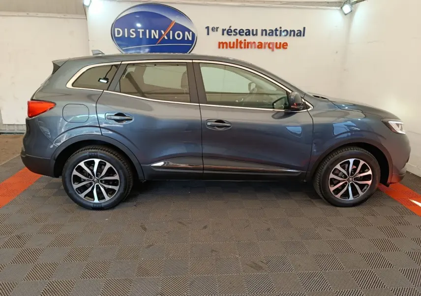 Profil côté gauche d’un Renault Kadjar Business gris foncé 2022, avec jantes alliage et rétroviseurs noirs.