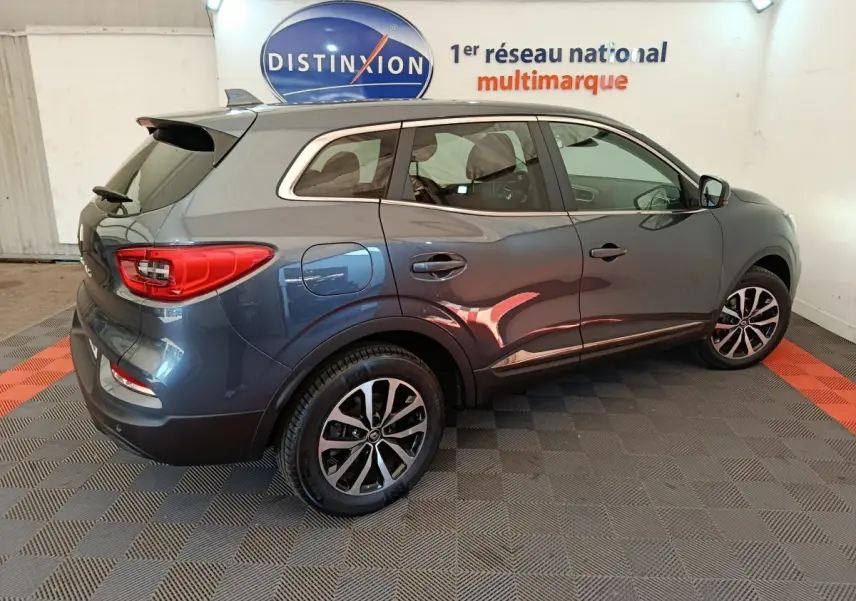 Renault Kadjar Business gris foncé vu de profil droit, avec jantes alliage et feux arrière LED visibles.