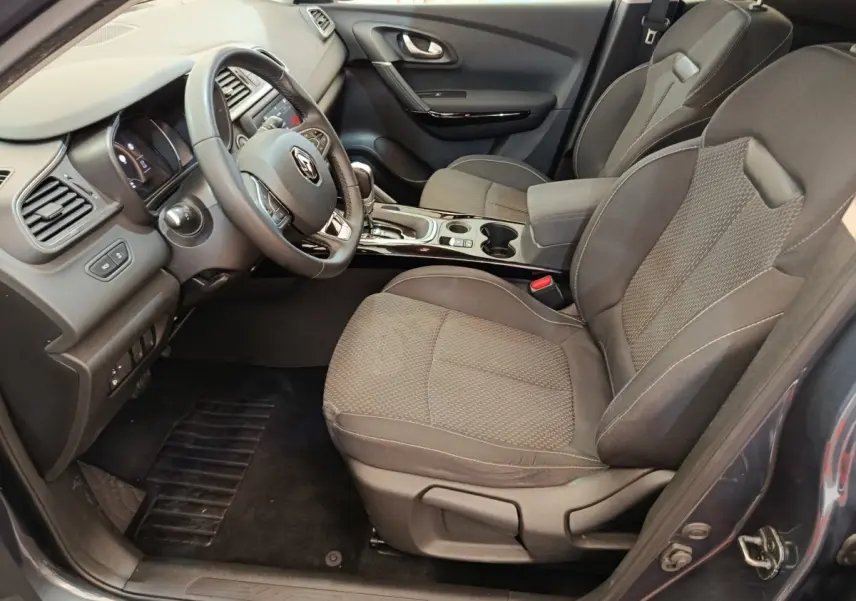 Vue intérieure côté conducteur du Renault Kadjar Business Blue dCi 115 EDC 2022 avec sièges tissu gris et console centrale noire brillante.