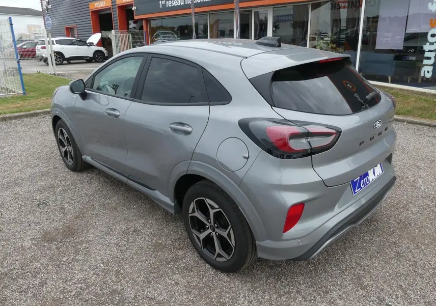 Vue 3/4 arrière droite du Ford Puma 2025 gris métallisé avec jantes alliage et vitres surteintées.