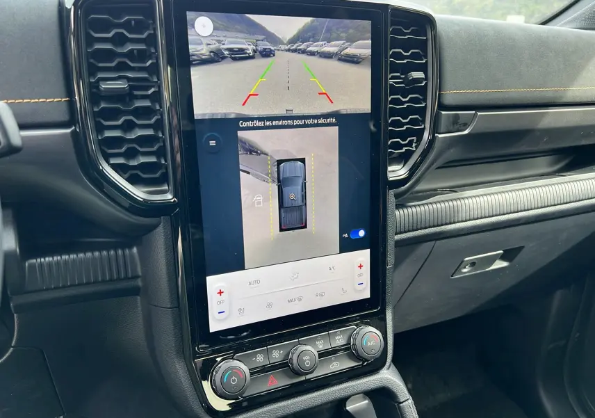 Vue rapprochée de la console centrale du Ford Ranger 2025 noir agate, avec écran tactile affichant la caméra 360° et commandes climatisation.